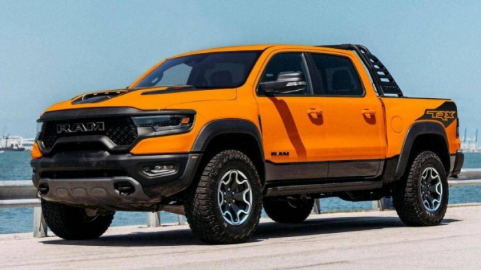 Bộ đôi siêu bán tải RAM 1500 TRX  bắt gặp khi đang cập cảng tại Việt Nam.