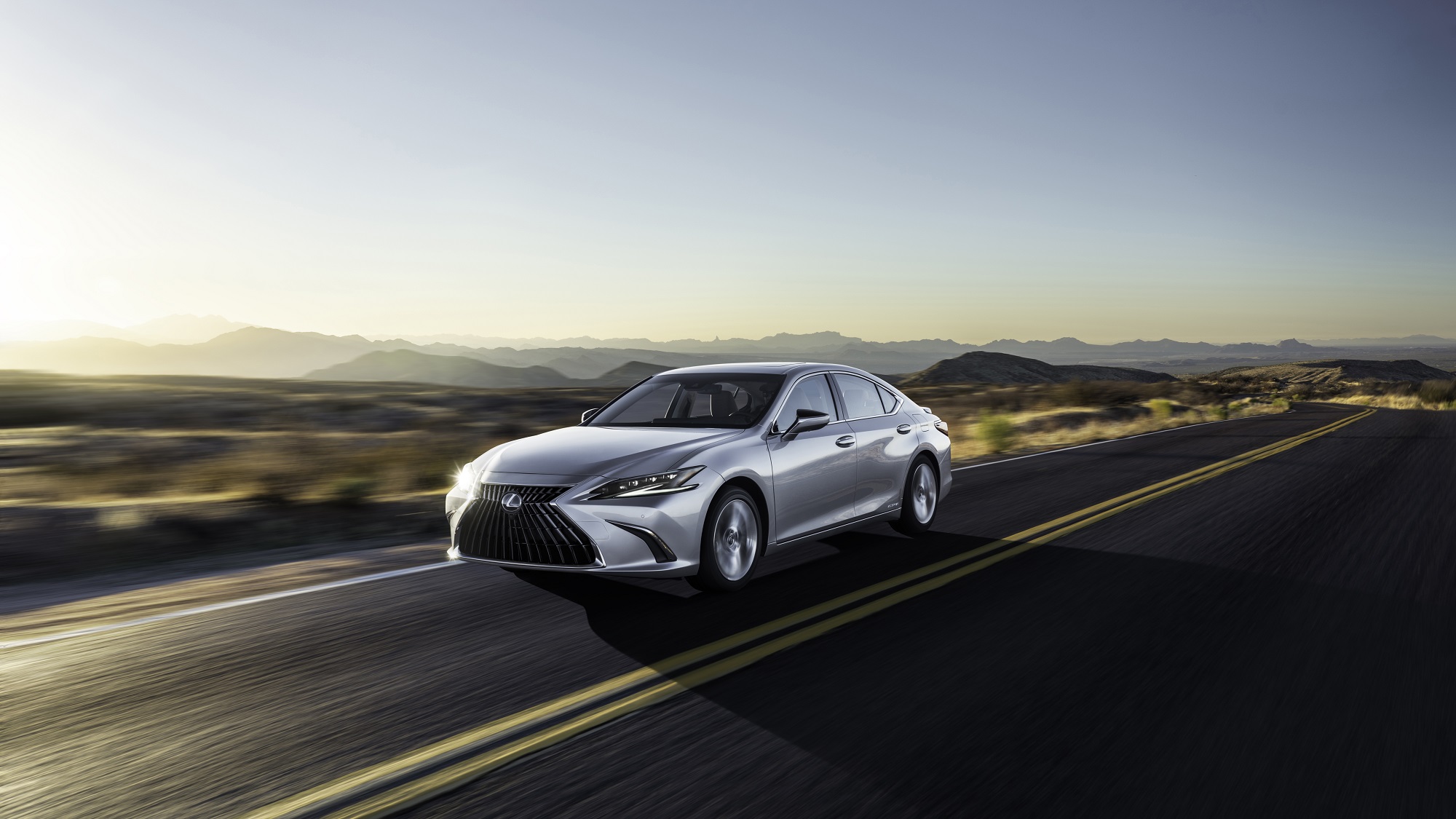 Lexus ES 2022 có giá từ 2,55 tỷ đồng cạnh tranh Mercedes-Benz E-Class